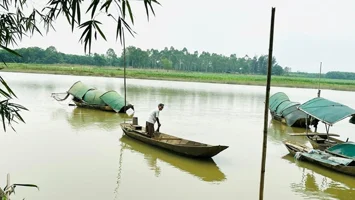 Người chèo đò thầm lặng trên sông Lam