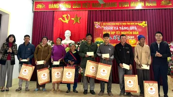 Văn phòng Đoàn ĐBQH và HĐND tỉnh thăm, tặng quà tại xã Na Loi, huyện Kỳ Sơn