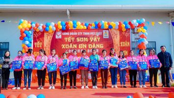 Đoàn đại biểu Quốc hội tỉnh Nghệ An trao quà tết cho công nhân lao động và người nghèo