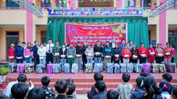 Ban Văn hóa - Xã hội HĐND tỉnh trao quà Tết và hỗ trợ xây dựng nhà ở cho người nghèo trên địa bàn xã Tam Hợp, huyện Tương Dương