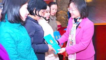 Đoàn đại biểu Quốc hội trao quà tết cho giáo viên, nhân viên y tế và người nghèo tại huyện Quỳnh Lưu và Nghi Lộc