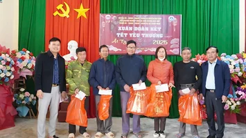 Phó Chủ tịch HĐND tỉnh Nghệ An Nguyễn Như Khôi trao quà Tết cho người nghèo tại xã Châu Đình, huyện Quỳ Hợp