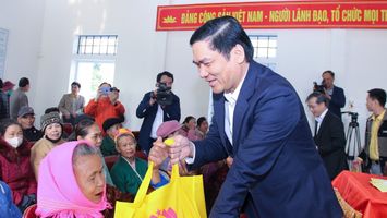 Đồng chí Hoàng Nghĩa Hiếu thăm và chúc Tết tại huyện Quỳ Hợp