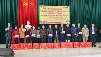 Đồng chí Nguyễn Xuân Thắng thăm, tặng quà Tết các gia đình chính sách tại huyện Thanh Chương