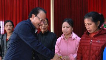 Thường trực HĐND tỉnh Nghệ An tặng quà Tết tại Thanh Chương, Hưng Nguyên
