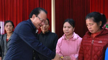 Thường trực HĐND tỉnh Nghệ An tặng quà Tết tại Thanh Chương, Hưng Nguyên