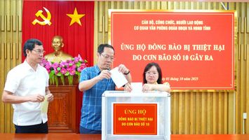 Văn phòng Đoàn ĐBQH và HĐND tỉnh quyên góp ủng hộ đồng bào bị thiệt hại do bão số 10