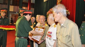 Bộ Chỉ huy Quân sự tỉnh trả lời cử tri về việc xét tặng, truy tặng Huân chương, Huy chương cho người có công