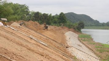 Cử tri xã Hùng Sơn, Cẩm Sơn, Long Sơn kiến nghị đầu tư hạ tầng giao thông và kè Sông Lam