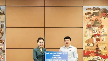 Đoàn ĐBQH tỉnh Lâm Đồng trao 2 tỷ đồng hỗ trợ Nghệ An khắc phục hậu quả bão số 10 và 11