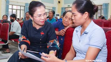 Đồng chí Võ Thị Minh Sinh tiếp xúc cử tri tại xã Minh Châu