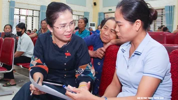 Đồng chí Võ Thị Minh Sinh tiếp xúc cử tri tại xã Minh Châu