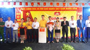 Đồng chí Lô Thị Kim Ngân - Trưởng Ban Dân tộc HĐND tỉnh dự Ngày hội Đại đoàn kết tại xã Châu Lộc