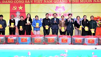 Đồng chí Nguyễn Nam Đình – Phó Chủ tịch Thường trực HĐND tỉnh dự Ngày hội Đại đoàn kết toàn dân tộc tại thôn Tường Đình, xã Đại Đồng