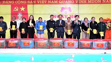 Đồng chí Nguyễn Nam Đình – Phó Chủ tịch Thường trực HĐND tỉnh dự Ngày hội Đại đoàn kết toàn dân tộc tại thôn Tường Đình, xã Đại Đồng