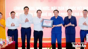 Đồng chí Phan Đình Trạc trao hỗ trợ của lãnh đạo Đảng, Nhà nước, MTTQ Việt Nam cho nhân dân tỉnh Nghệ An khắc phục hậu quả bão số 10