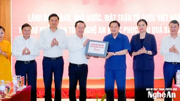 Đồng chí Phan Đình Trạc trao hỗ trợ của lãnh đạo Đảng, Nhà nước, MTTQ Việt Nam cho nhân dân tỉnh Nghệ An khắc phục hậu quả bão số 10