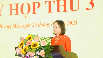 Đồng chí Thái Thị An Chung, Ủy viên BCH Đảng bộ tỉnh, Phó Trưởng Đoàn đại biểu Quốc hội tỉnh dự Kỳ họp thứ 3, HĐND phường Hoàng Mai