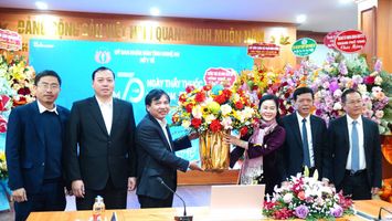 Phó Chủ tịch HĐND tỉnh Nguyễn Như Khôi chúc mừng một số đơn vị y tế nhân kỷ niệm 70 năm ngày Thầy thuốc Việt Nam