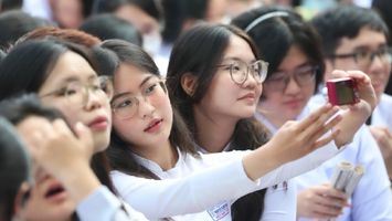 Bộ Chính trị quyết định miễn toàn bộ học phí cho học sinh công lập cả nước