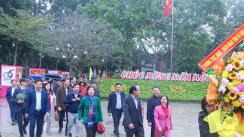 Văn phòng Đoàn đại biểu Quốc hội và HĐND tỉnh dâng hoa tưởng niệm Chủ tịch Hồ Chí Minh