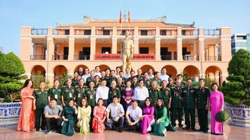 Đoàn đại biểu tỉnh Nghệ An dâng hương tưởng niệm Chủ tịch Hồ Chí Minh tại Bến Nhà Rồng