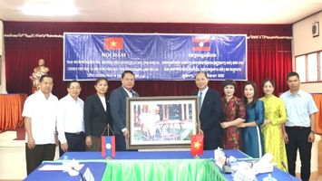 Đoàn công tác huyện Kỳ Sơn thăm và trao đổi kinh nghiệm tại tỉnh Xiêng Khoảng, Lào