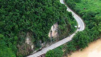 Cử tri huyện Con Cuông lo ngại về sạt lở ở khu vực eo Vực Bồng và chế độ cho người cống hiến lâu năm