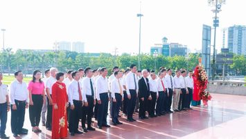 Đoàn đại biểu Đại hội Thi đua yêu nước trong đồng bào Công giáo Nghệ An dâng hoa, báo công lên Chủ tịch Hồ Chí Minh