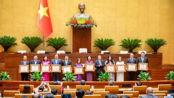 Ủy ban Thường vụ Quốc hội trao bằng khen cho tập thể và cá nhân có thành tích xuất sắc trong hoạt động của Đoàn Đại biểu Quốc hội
