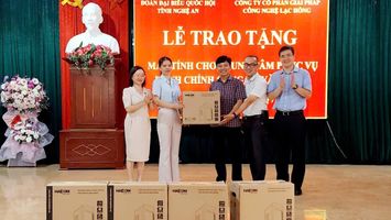 Đoàn đại biểu Quốc hội tỉnh Nghệ An trao tặng máy vi tính hỗ trợ Trung tâm Phục vụ hành chính công xã Văn Hiến và xã Cát Ngạn