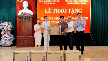 Đoàn đại biểu Quốc hội tỉnh Nghệ An trao tặng máy vi tính hỗ trợ Trung tâm Phục vụ hành chính công xã Văn Hiến và xã Cát Ngạn