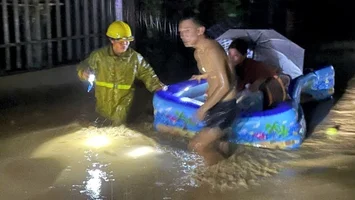 Đêm không ngủ ở miền tây Nghệ An, chính quyền và người dân trắng đêm chạy lũ