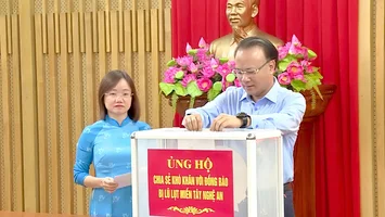 Cán bộ, công chức, người lao động Văn phòng Đoàn ĐBQH và HĐND tỉnh quyên góp ủng hộ đồng bào bị lũ lụt miền Tây Nghệ An