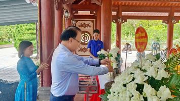 Thường trực HĐND tỉnh, Đoàn ĐBQH tỉnh và Văn phòng dâng hương tại Khu Di tích lịch sử Quốc gia Truông Bồn và Nghĩa trang liệt sĩ Nghi Lộc