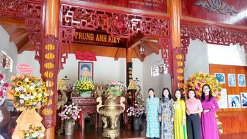 Đoàn đại biểu nữ cán bộ, công chức cơ quan Văn phòng Đoàn ĐBQH và HĐND tỉnh dâng hương tưởng niệm đồng chí Nguyễn Thị Minh Khai