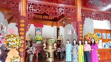 Đoàn đại biểu nữ cán bộ, công chức cơ quan Văn phòng Đoàn ĐBQH và HĐND tỉnh dâng hương tưởng niệm đồng chí Nguyễn Thị Minh Khai
