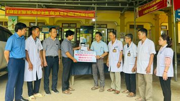 Phó Chủ tịch HĐND tỉnh Nguyễn Như Khôi trao quà hỗ trợ cho người dân vùng lũ xã Nhôn Mai và Hữu Khuông