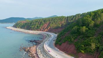 Cử tri xã Hải Lộc kiến nghị sớm bồi thường thiệt hại do thi công đường ven biển