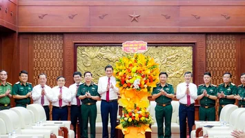 Tỉnh Nghệ An chúc mừng Bộ Tư lệnh Quân khu 4 nhân kỷ niệm 81 năm ngày truyền thống