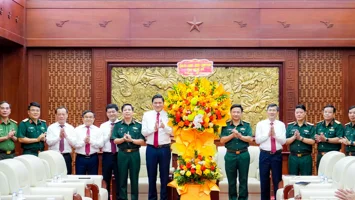 Tỉnh Nghệ An chúc mừng Bộ Tư lệnh Quân khu 4 nhân kỷ niệm 81 năm ngày truyền thống