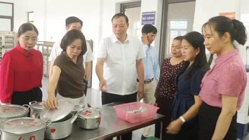 Giám sát hoạt động của các trường sau sắp xếp và công tác bán trú tại xã Quan Thành