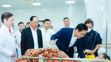 Chủ tịch UBND tỉnh Võ Trọng Hải thăm, động viên lực lượng vũ trang, công nhân, bệnh nhân trước thềm Xuân mới