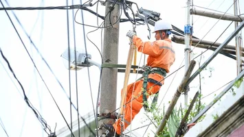 Cử tri phường Vinh Phú phản ánh mất an toàn hệ thống điện sau mưa bão, kiến nghị khắc phục kịp thời