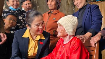 Đồng chí Võ Thị Minh Sinh thăm, tặng quà, chúc Tết tại phường Tân Mai và đồn biên phòng Quỳnh Phương