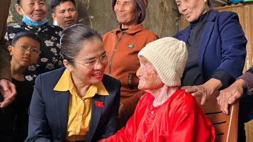 Đồng chí Võ Thị Minh Sinh thăm, tặng quà, chúc Tết tại phường Tân Mai và đồn biên phòng Quỳnh Phương