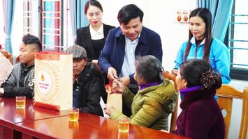 Đồng chí Nguyễn Như Khôi, Phó Chủ tịch Hội đồng nhân dân tỉnh tặng quà Tết cho hộ nghèo tại xã Vân Du, Vân Tụ