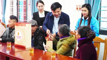 Đồng chí Nguyễn Như Khôi, Phó Chủ tịch Hội đồng nhân dân tỉnh tặng quà Tết cho hộ nghèo tại xã Vân Du, Vân Tụ