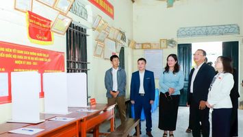 Ủy viên Ban Thường vụ Tỉnh ủy, Giám đốc Sở Xây dựng Phạm Hồng Quang kiểm tra công tác chuẩn bị bầu cử