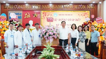Thường trực HĐND tỉnh chúc mừng một số đơn vị y tế nhân kỷ niệm 71 năm ngày Thầy thuốc Việt Nam